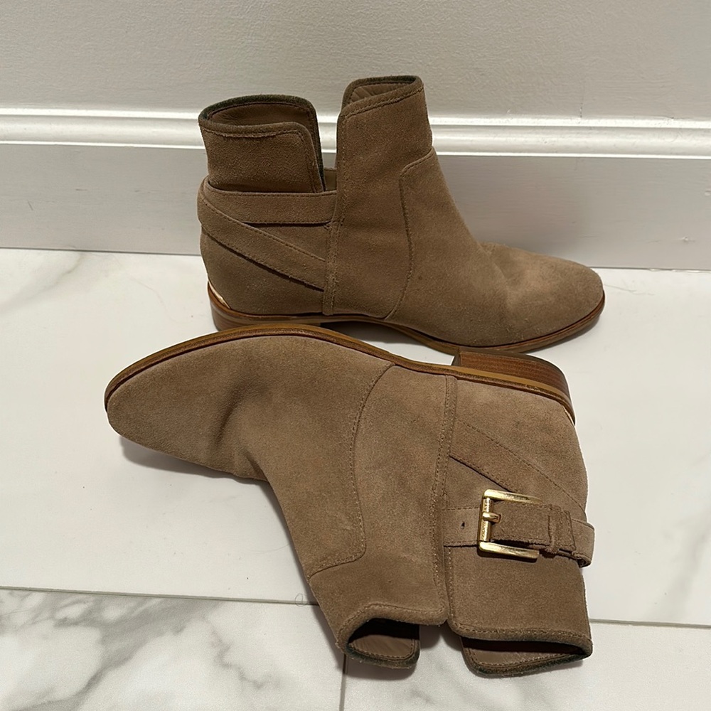 Michael Kors suite real swayed boots with gold detail, size 7 medium